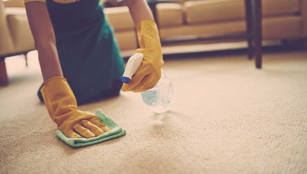 پاک کردن واکس کفش از روی فرش